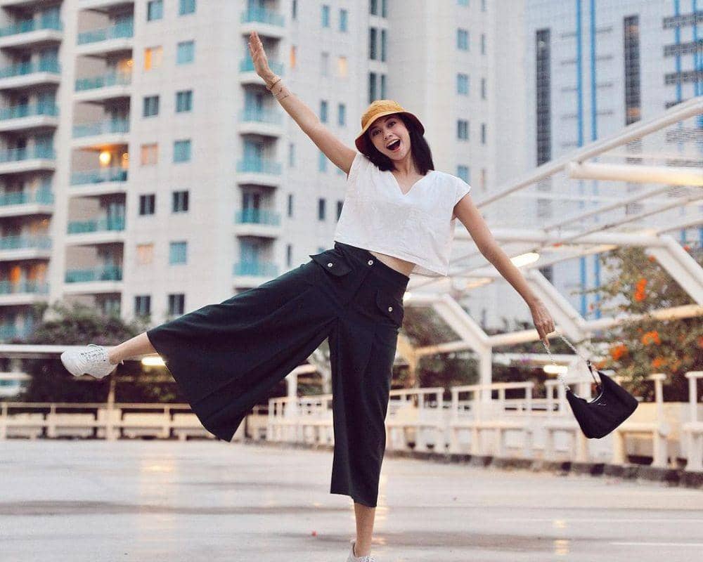 Hype Abis! 9 Inspirasi OOTD Celana Panjang ala Yuki Kato