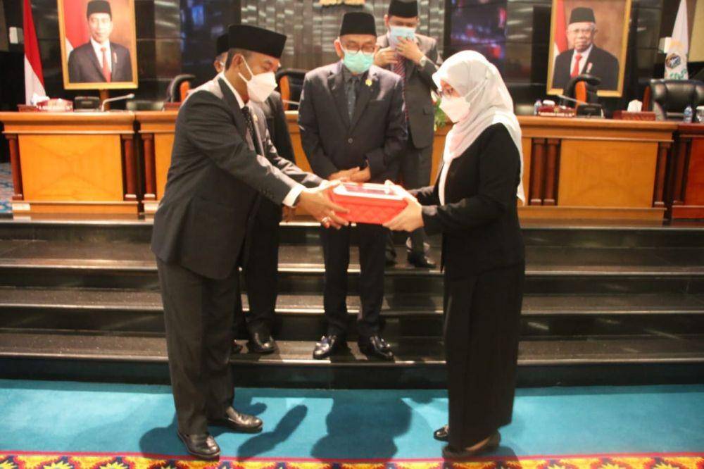 Pimpinan DPRD DKI Jakarta bersama Pejabat Sekretaris Daerah Sri Haryati, Ketua DPRD DKI Jakarta Prasetyo Edi Marsudi (Dok. Humas Pemprov DKI Jakarta)