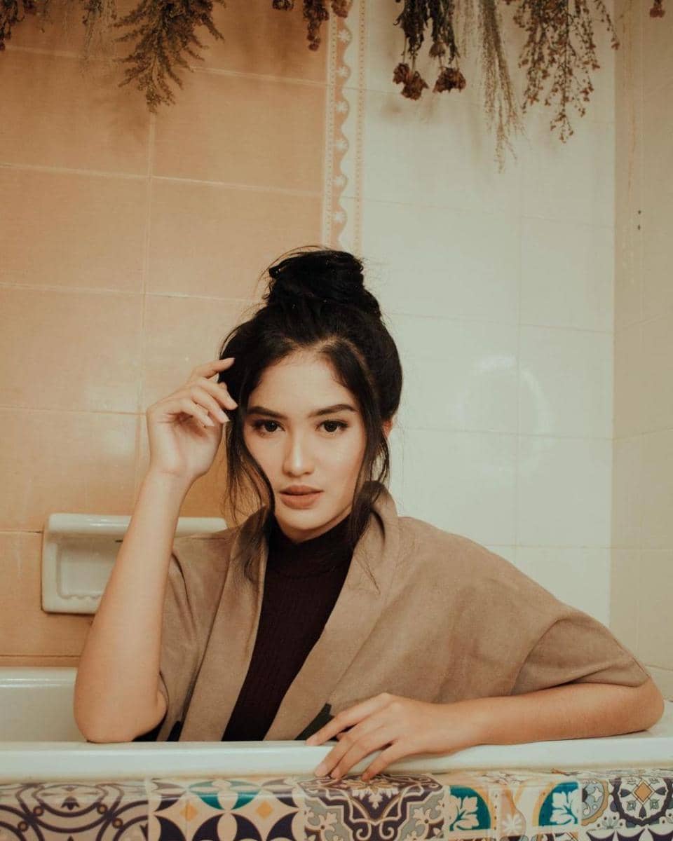 Stunning Abis! 10 Potret Gemas Ochi Rosdiana dengan Cepolan Rambut