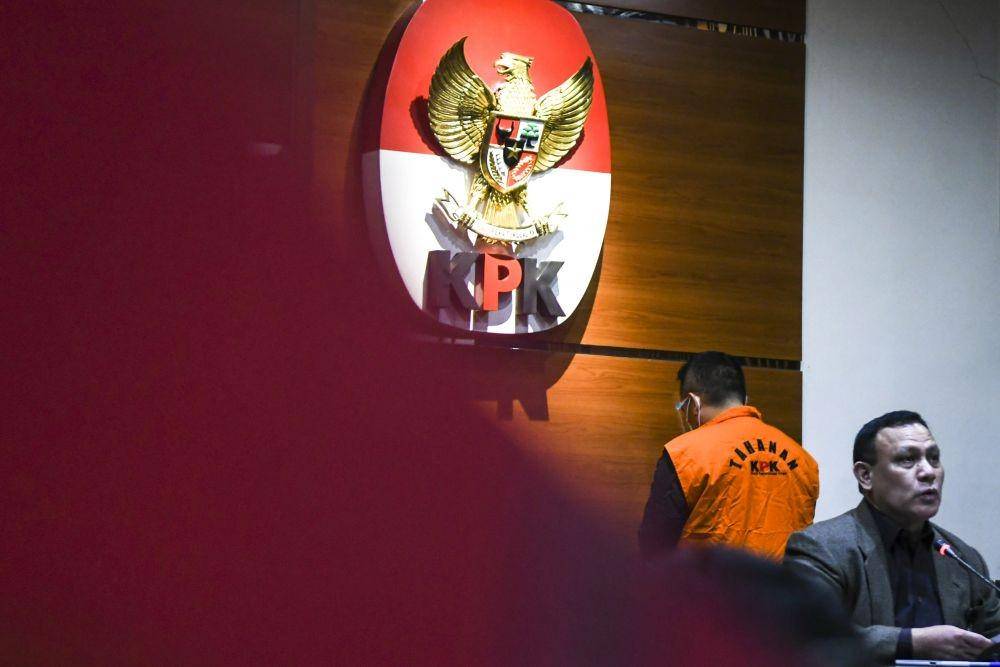 Ketua KPK Firli Bahuri memberikan keterangan pers terkait penetapan tersangka kasus suap pengadaan bantuan sosial penanganan COVID-19 di Gedung Komisi Pemberantasan Korupsi (KPK), Jakarta, Minggu (6/12/2020) (ANTARA FOTO/Galih Pradipta)