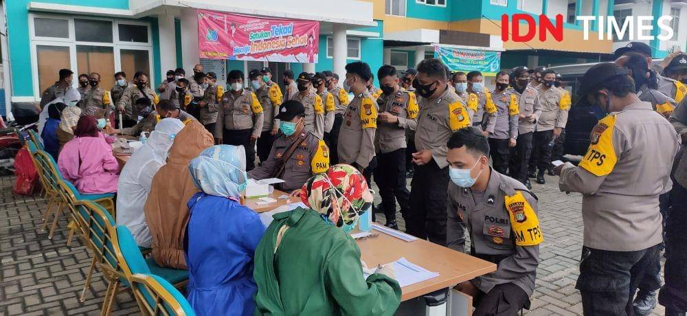 Ratusan Polisi jalani Rapid Tes di Pamulang (IDN Times/Muhamad Iqbal)