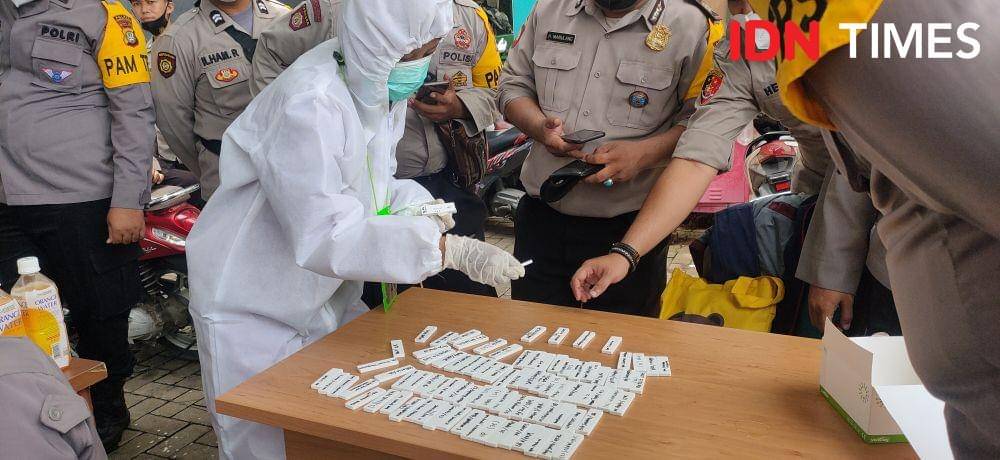 Ratusan Polisi jalani Rapid Tes di Pamulang (IDN Times/Muhamad Iqbal)