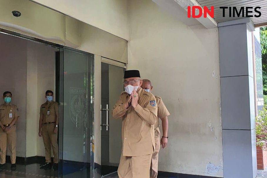 Walikota Depok, Mohammad Idris saat akan memasuki Balai Kota Depok. (IDN Times/Dicky)