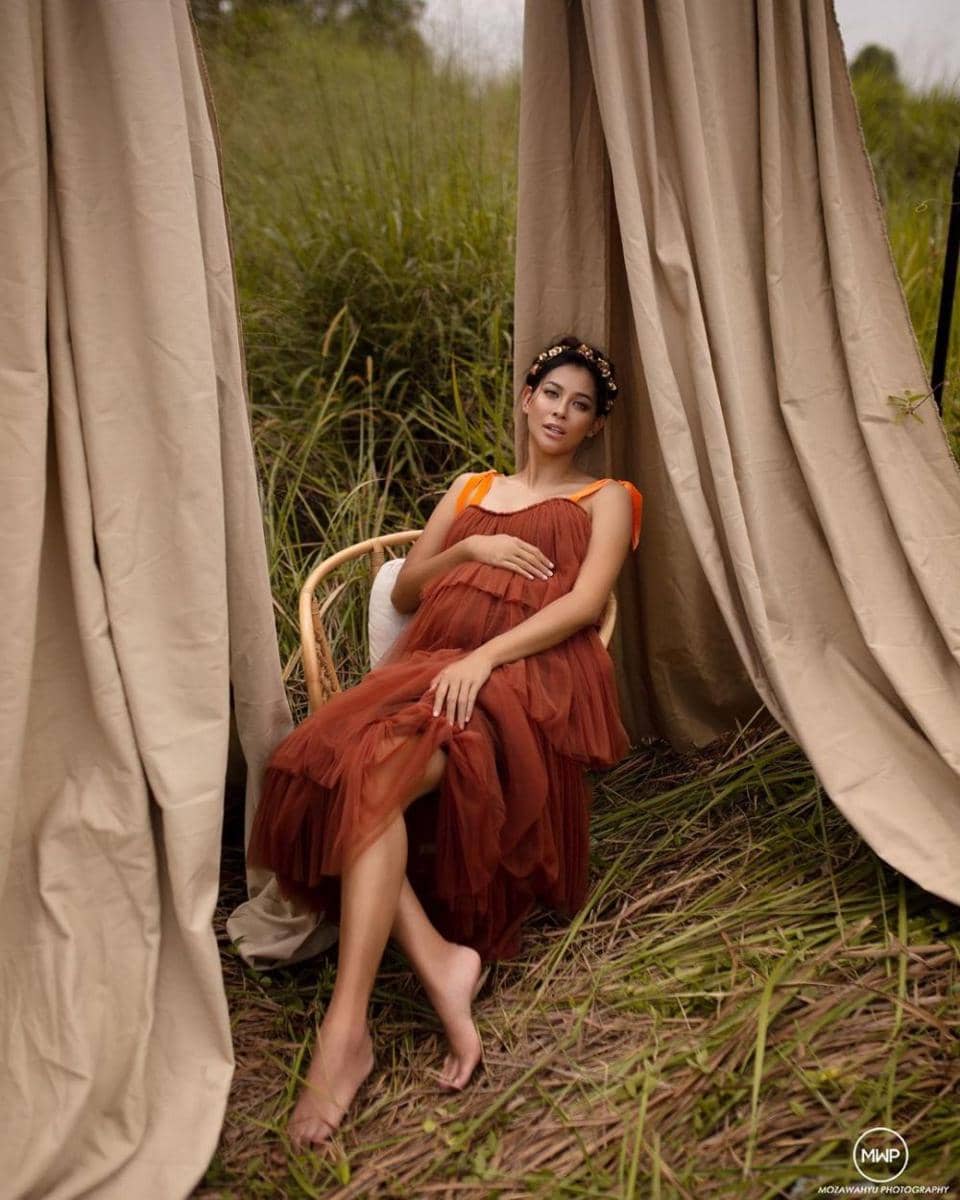 Estetis! 10 Potret Maternity Shoot Bunga Jelitha yang Tampak Glamour