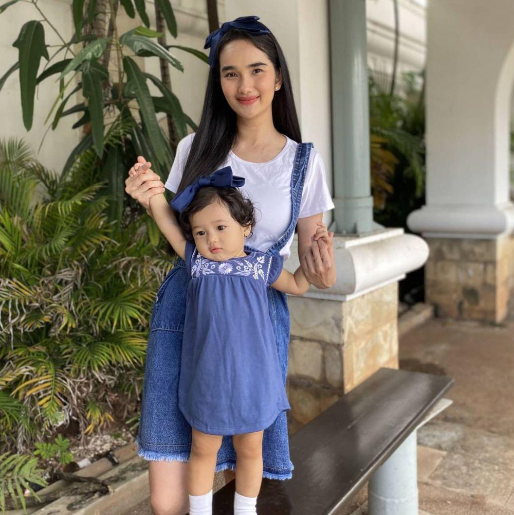 10 Potret Imut Faby Marcelia Bak Kakak Adik dengan Anak