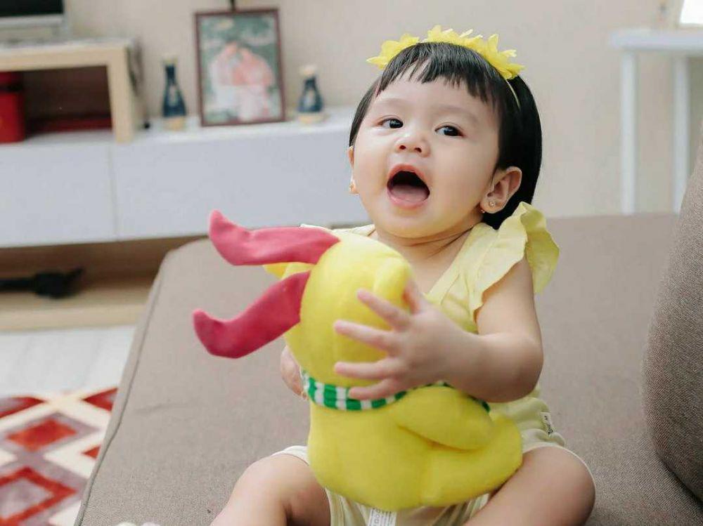 Genap Setahun, 9 Potret Gemas Baby Kyara Anak Tercinta Ariska Putri