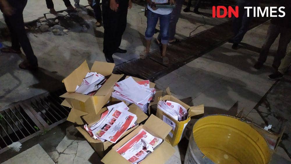 Pemusnahan surat suara Pilkada Makassar yang rusak. IDN Times/Sahrul Ramadan