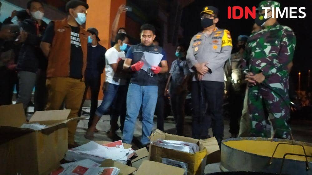Pemusnahan surat suara Pilkada Makassar yang rusak. IDN Times/Sahrul Ramadan