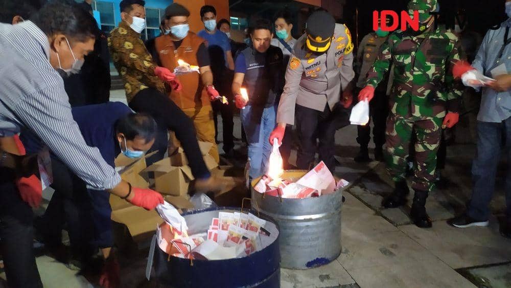 Pemusnahan surat suara Pilkada Makassar yang rusak. IDN Times/Sahrul Ramadan