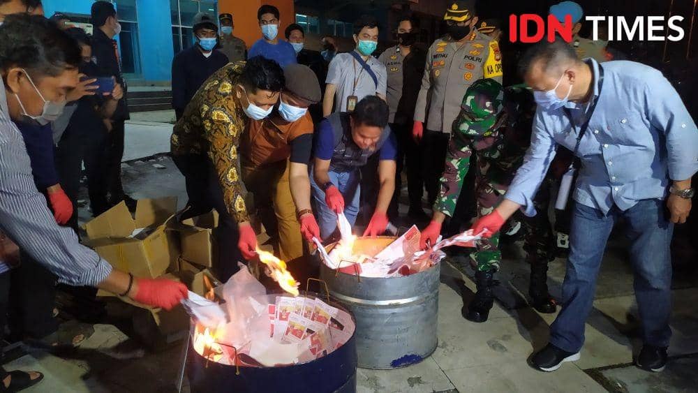Malam-Malam, KPU Makassar Musnahkan 9651 Surat Suara Rusak