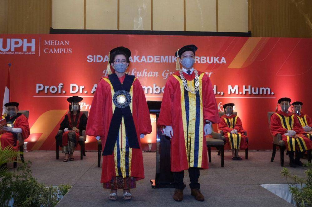 Kemendikbud Dikti Kukuhkan Guru Besar Pertama di Kampus UPH Medan (Dok. IDN Times)