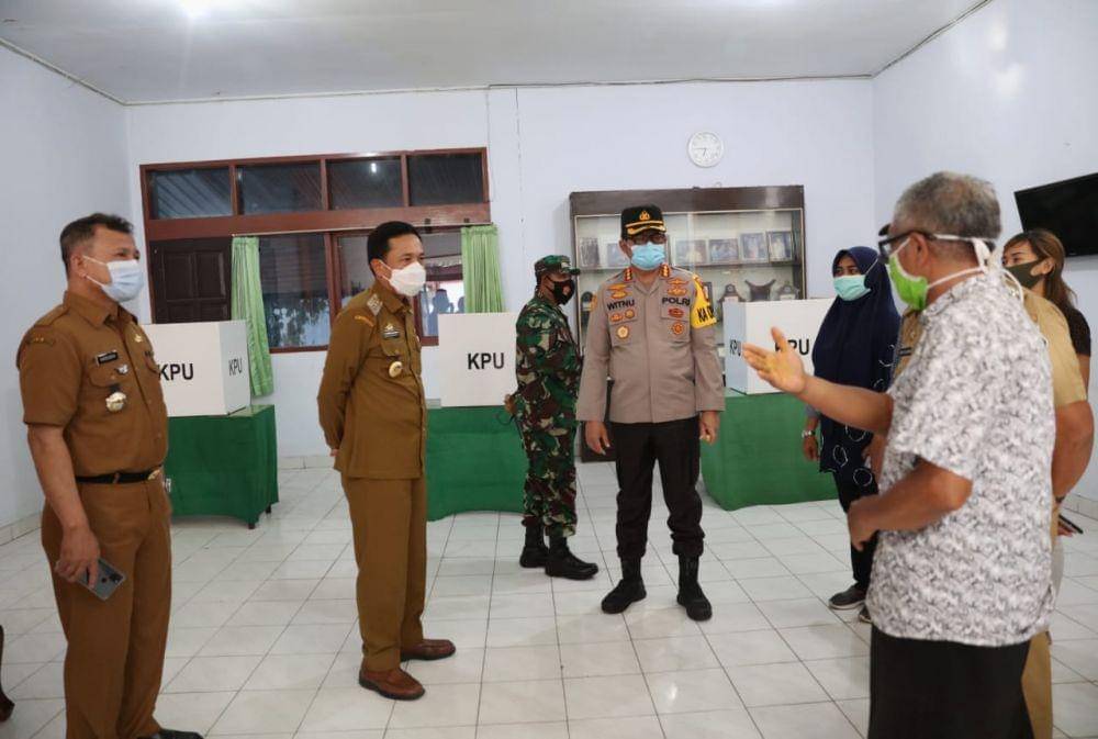 Pj Wali Kota Makassar Rudy Djamaluddin mengecek TPS di Makassar, Selasa (8/12/2020). Humas Pemkot Makassar