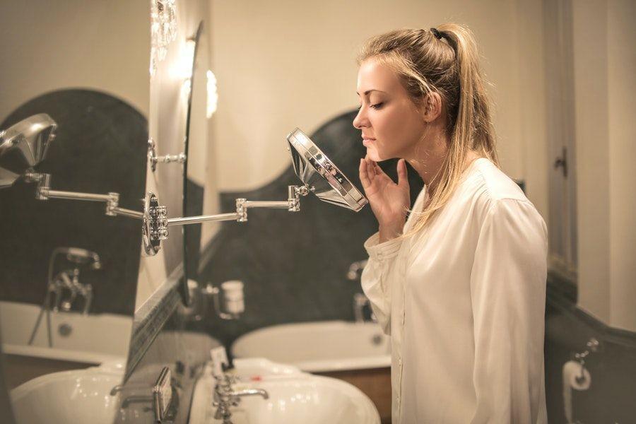 6 Tahap Night Skincare Routine untuk Kulit Berjerawat, Harus Teratur!