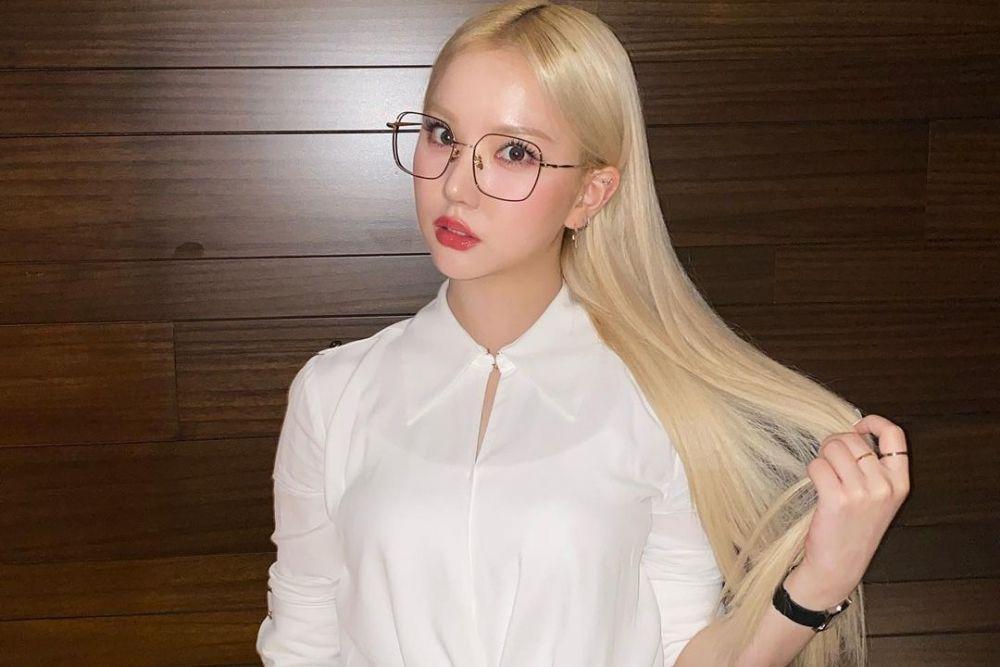 Mahir Berpose, 9 Potret Eunha GFriend dengan Rambut Blonde Panjangnya!