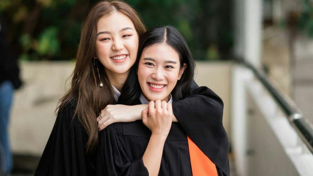 Lulus Bersama, 10 Potret Wisuda Thanaerng Kanyawee dan Belle Kemisara