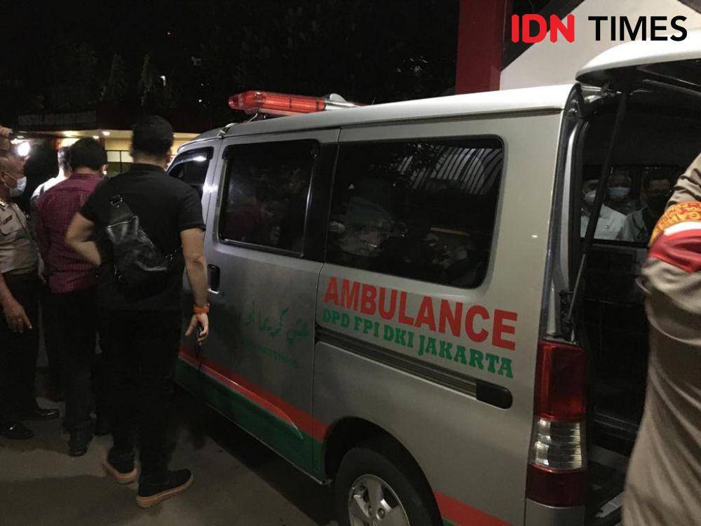 Ambulans kedua masuk ruang Instalasi di RS Polri pada Selasa (8/12/2020) (IDN Times/Irfan Fathurohman)