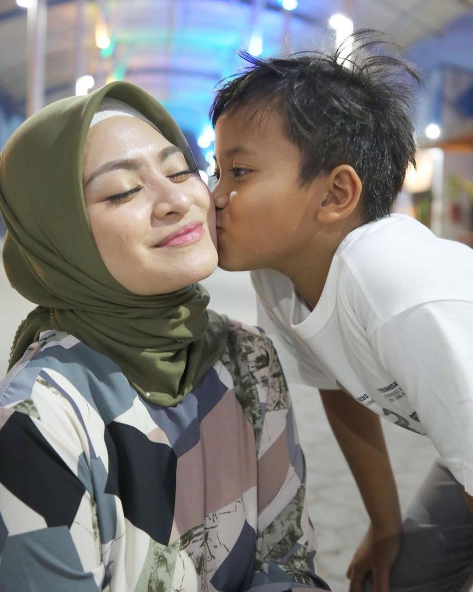 9 Momen Akrab Artis dengan Anak atau Ibu Sambungnya, Bikin Terharu