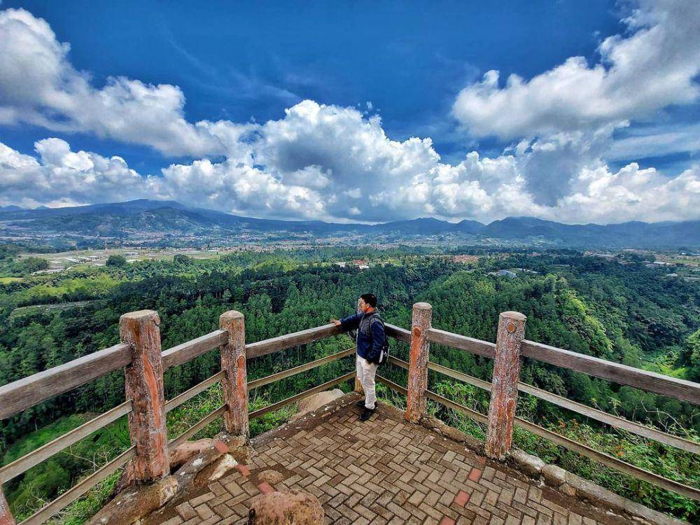 Tebing Keraton (instagram.com/ _ahal_)