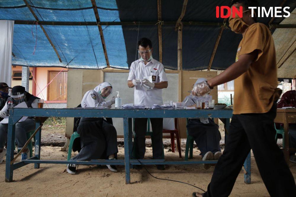 Berseragam SMA, KPPS di Bandung Protes Pilkada Serentak 2020