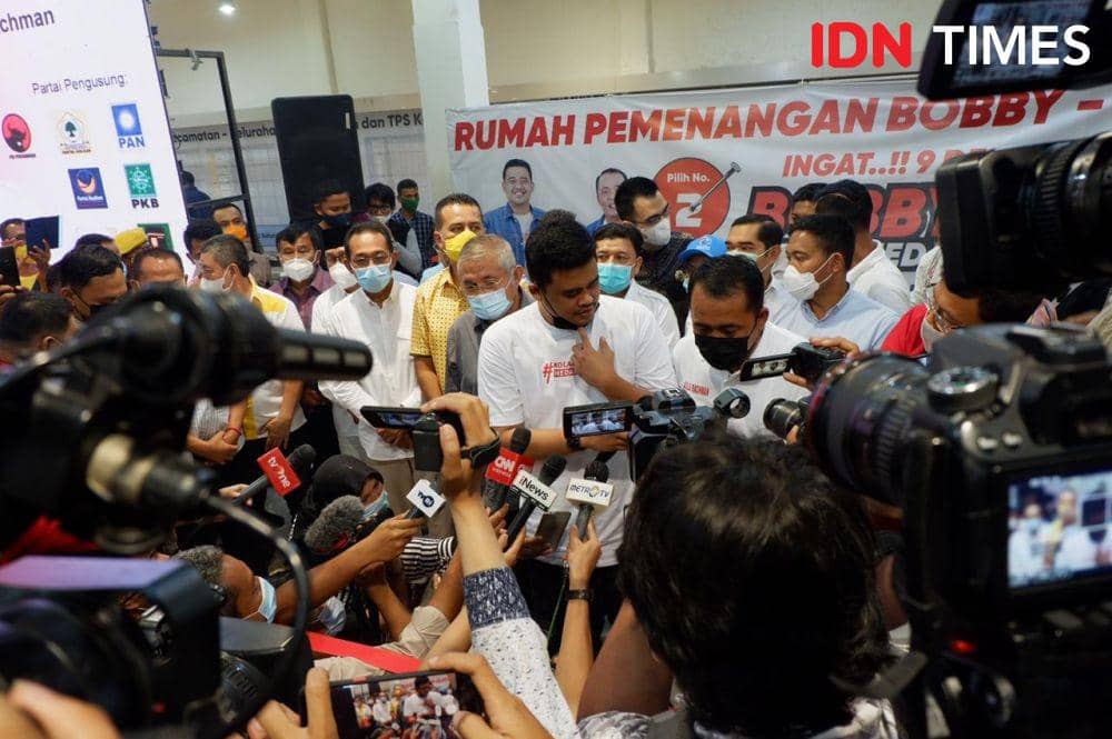 Bobby Nasution-Aulia Racchman menyampaikan statemen di Posko Pemenangan (IDN Times/Prayugo Utomo)