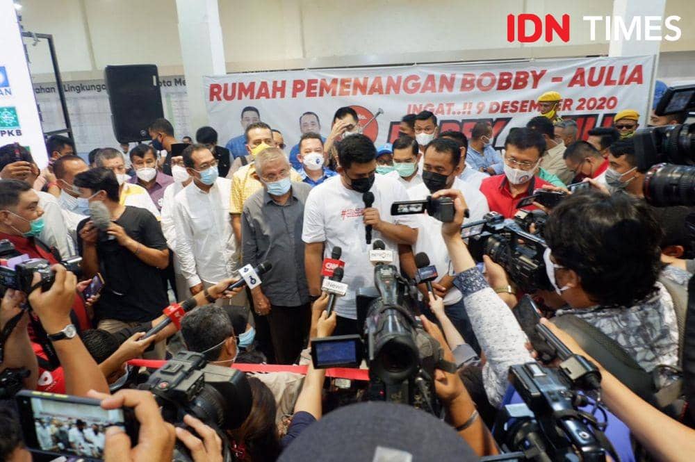 Bobby Nasution-Aulia Racchman menyampaikan statemen di Posko Pemenangan (IDN Times/Prayugo Utomo)