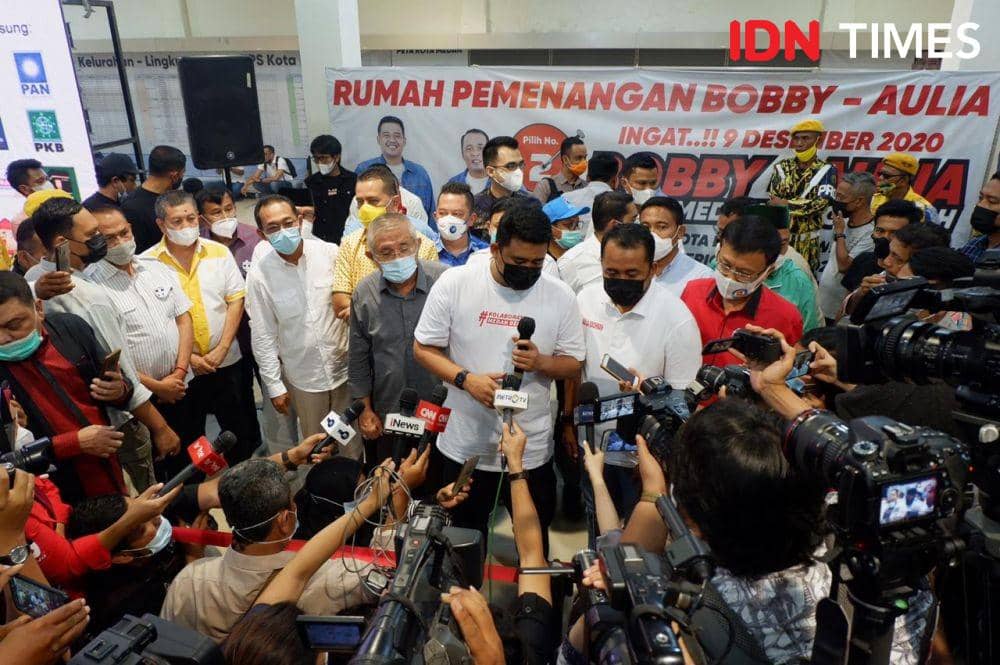 Bobby Nasution-Aulia Racchman menyampaikan statemen di Posko Pemenangan (IDN Times/Prayugo Utomo)