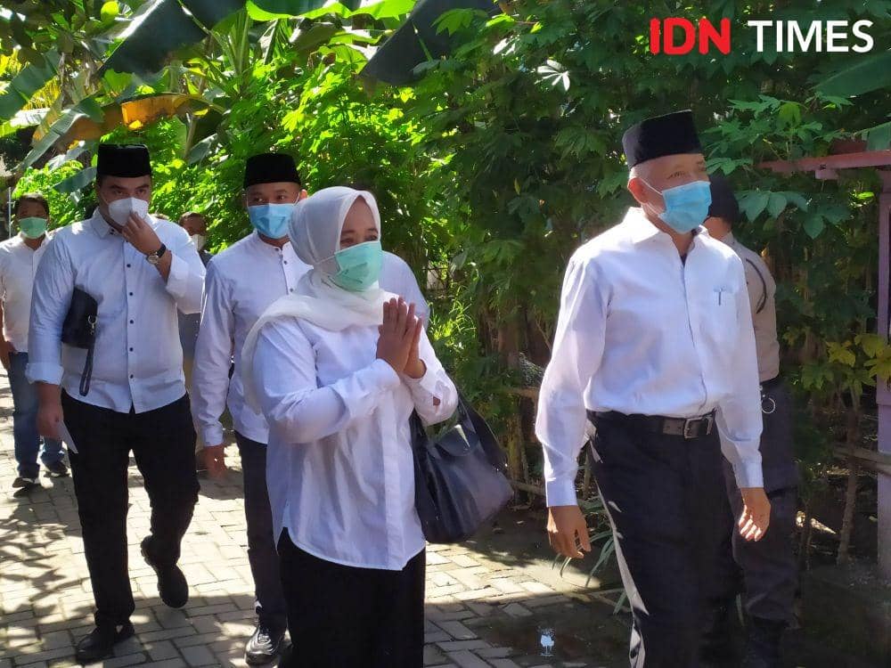Bupati Sleman Sri Purnomo saat melakukan pencoblosan. IDN Times/Siti Umaiyah