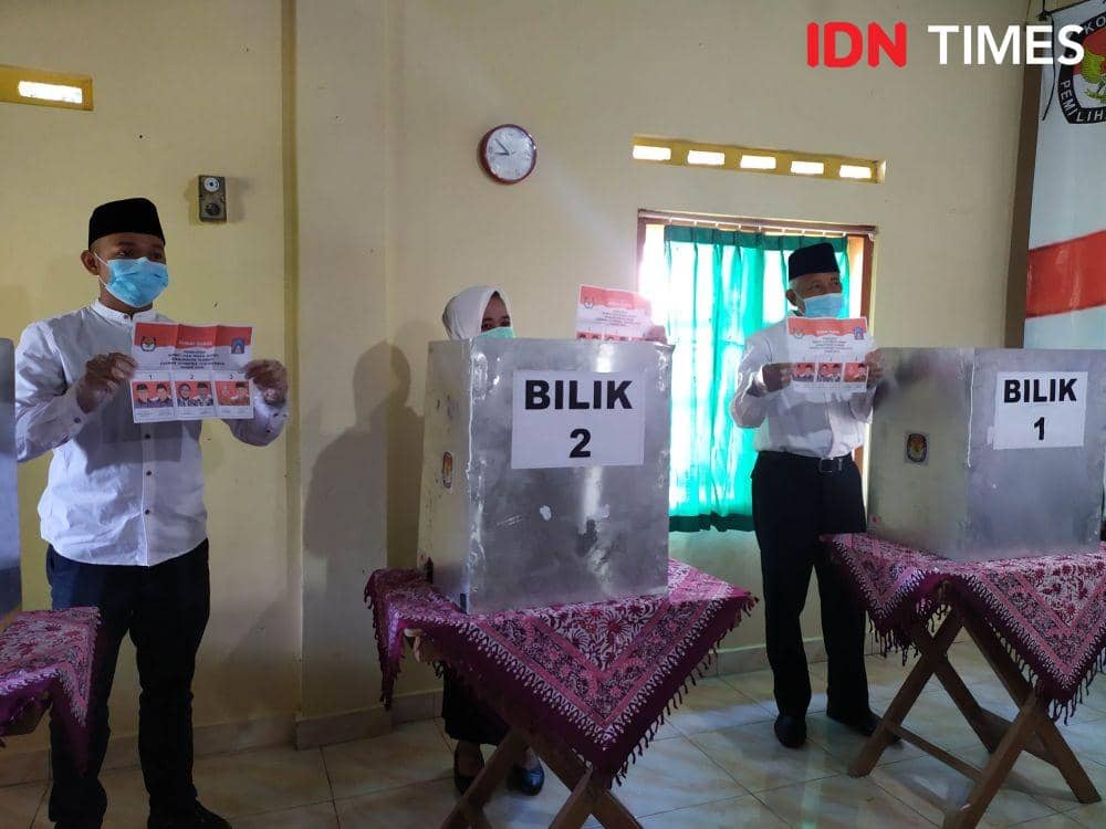 Nyoblos di TPS 27, Bupati Sleman Didampingi Calon Bupati