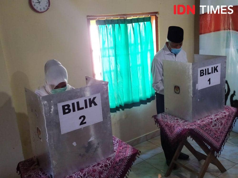 Bupati Sleman Sri Purnomo saat melakukan pencoblosan. IDN Times/Siti Umaiyah