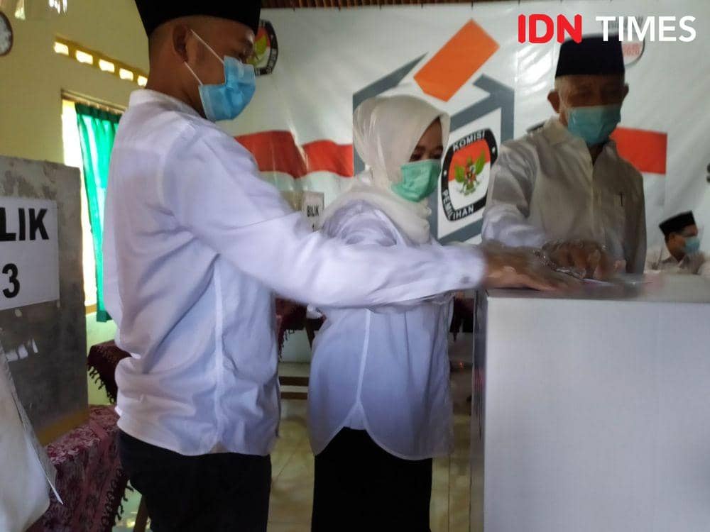 Bupati Sleman Sri Purnomo saat melakukan pencoblosan. IDN Times/Siti Umaiyah