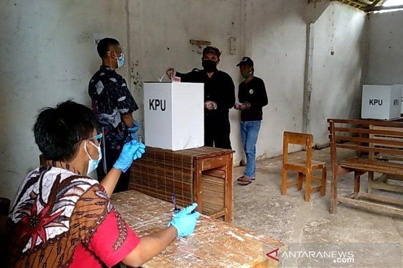 Pilkada di Kampung Naga (ANTARA/Feri Purnama)