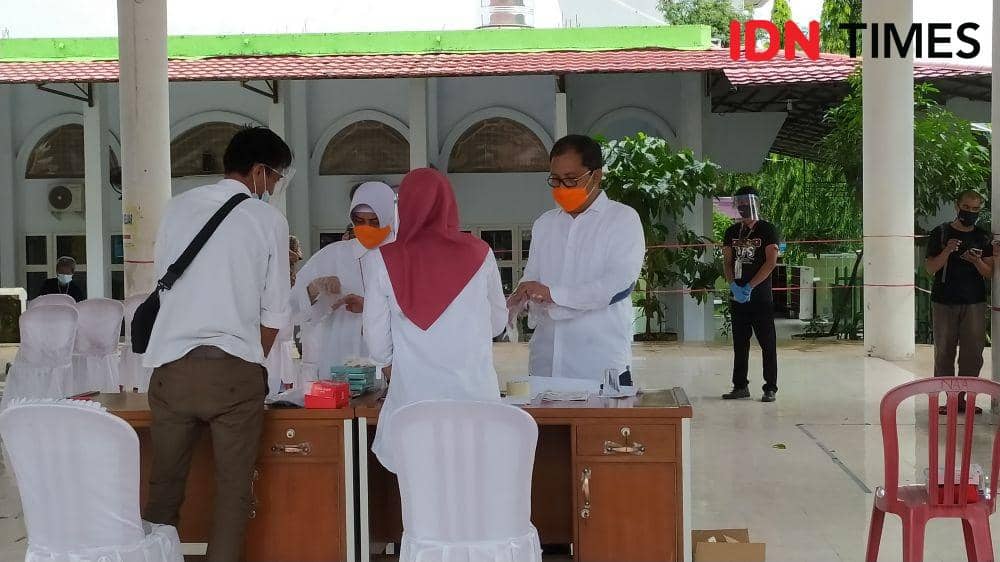 Calon Wali Kota Makassar Moh Ramdhan Pomanto didampingi istri saat di TPS di Jalan Amirullah Makassar, Rabu (9/12/2020). IDN Times/Asrhawi Muin