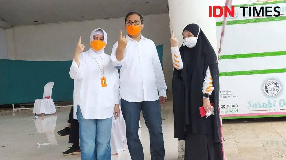 [BREAKING] Mencoblos, Danny Pomanto dan Istri Kompak Pakai Baju Putih