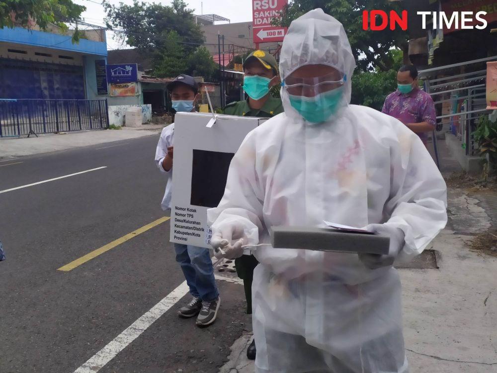 Pakai APD Lengkap, Petugas KPPS Datangi Pemilih yang Sakit di Rumah