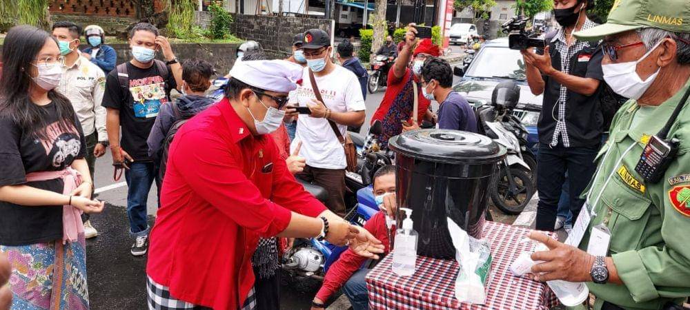 Calon Bupati Tabanan nomor urut satu, I Komang Gede Sanjaya, ketika menggunakan hak suaranya di TPS 006, Rabu (9/12/2020). (IDN Times/Wira sanjiwani)