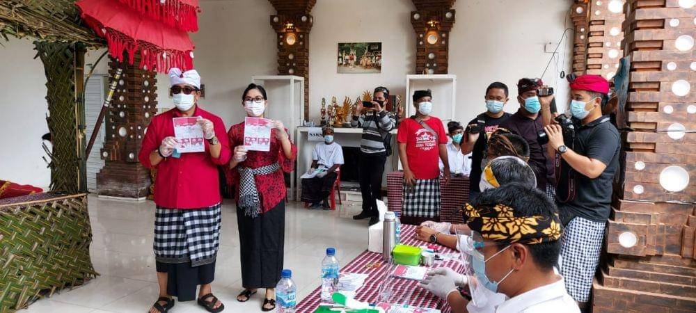 Calon Bupati Tabanan nomor urut satu, I Komang Gede Sanjaya, ketika menggunakan hak suaranya. (IDN Times/Wira sanjiwani)