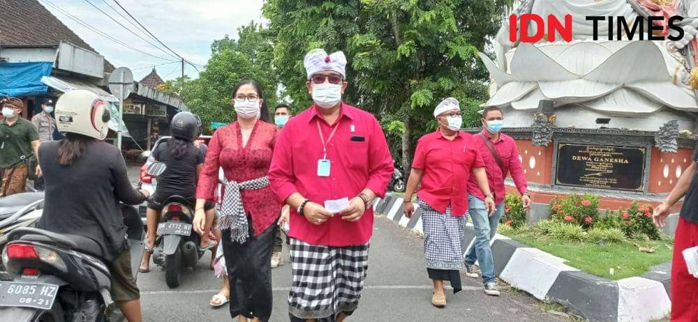 Calon Bupati Tabanan nomor urut satu, I Komang Gede Sanjaya saat menyalurkan suaranya. (IDN Times/Wira sanjiwani)