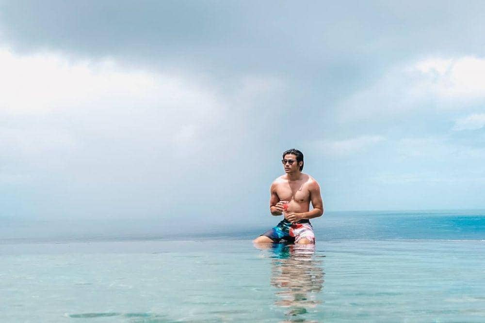 Adik Hessel Steven, Ini 10 Potret Menawan Mike Ethan Pamer Dada Bidang