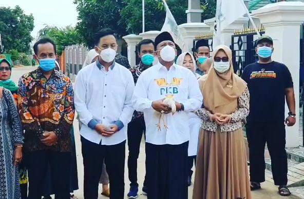 Nyoblos di TPS 2, Calon Bupati Karawang Ini Bawa Ayam Putih