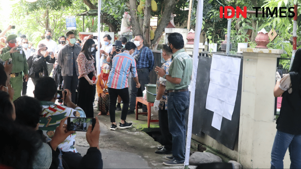 Cawali Gibran Rakabuming Raka bersama istrinya Selvi Ananda datang ke TPS 022, Manahan, Banjarsari, Solo. IDNTimes/Larasati Rey