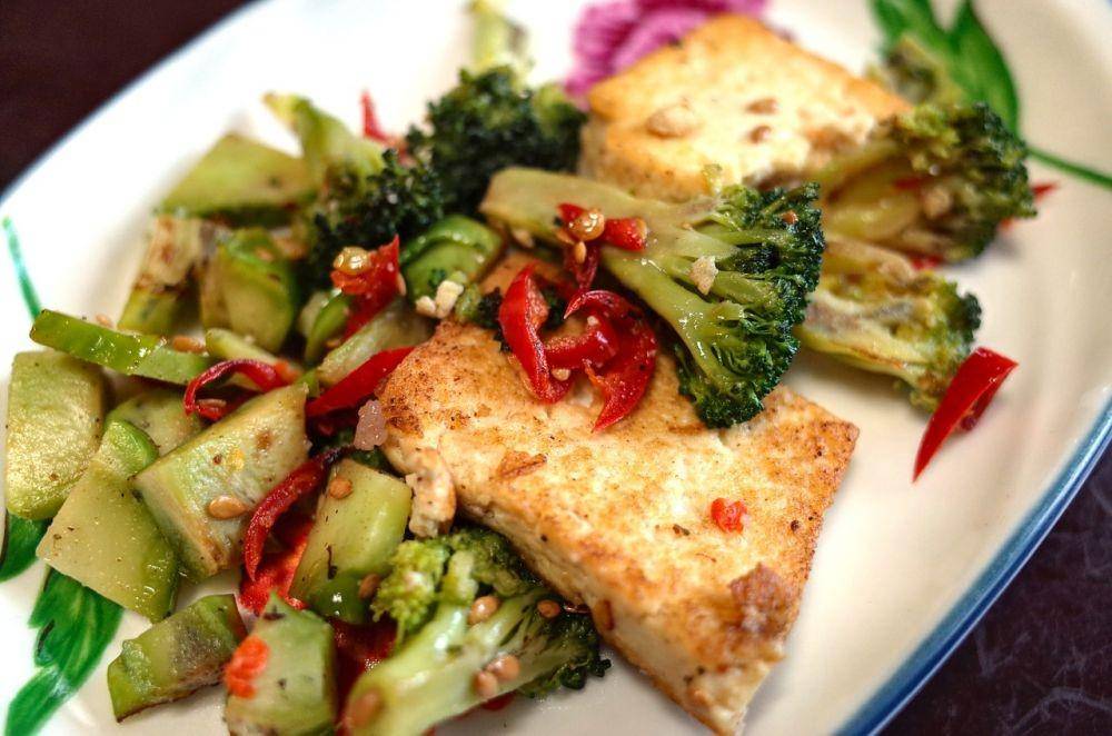 Hidangan vegetarian dengan sayur dan tahu. pixabay.com/vedanti