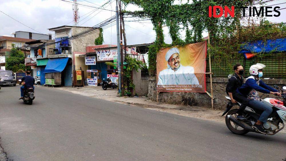 Suasana rumah duka almarhum anggota FPI, Andi Oktiawan di Duri Kosambi, Jakarta Barat (IDN Times/Shemi)