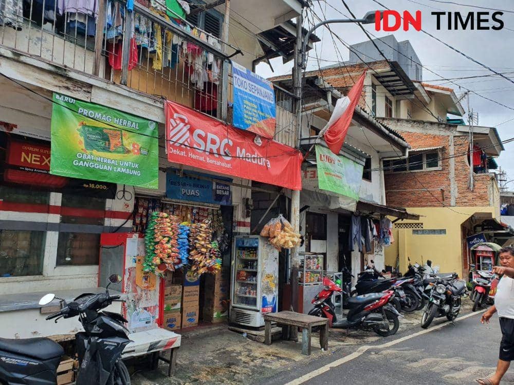 Suasana lingkungan di rumah duka Anggota FPI, Reza pada Rabu (9/12/2020) (IDN Times/Hana Adi Perdana)