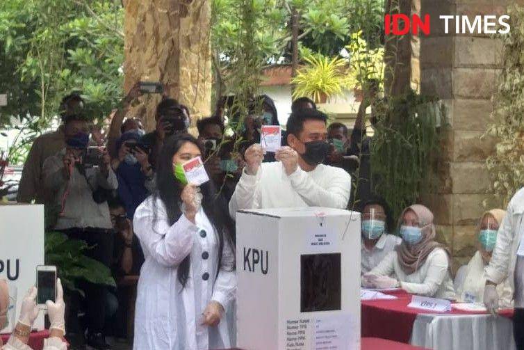 Bobby Nasution dan istrinya Kahiyang Ayu saat mencoblos di TPS 22, Kelurahan Asam Kumbang, Kecamatan Medan Selayang, Kota Medan (IDN Times/Arifin Al Alamudi)
