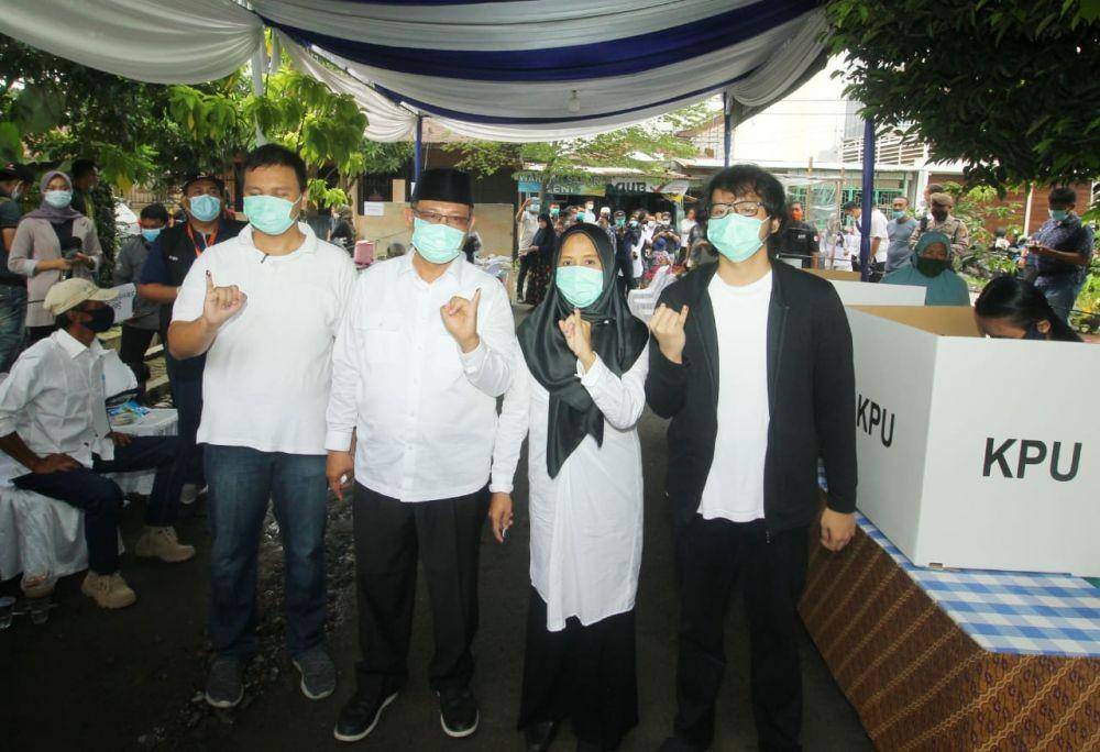 Calon Wali Kota Medan nomor urut 1, Akhyar Nasution mencoblos di TPS 22 Komplek Wartawan Jalan Intertip, Medan (Dok. IDN Times/Istimewa)