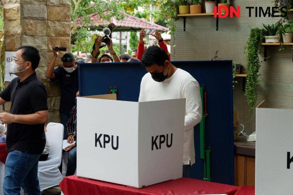 Bobby Nasution dan istrinya Kahiyang Ayu saat mencoblos di TPS 22, Kelurahan Asam Kumbang, Kecamatan Medan Selayang, Kota Medan (IDN Times/Doni Hermawan)
