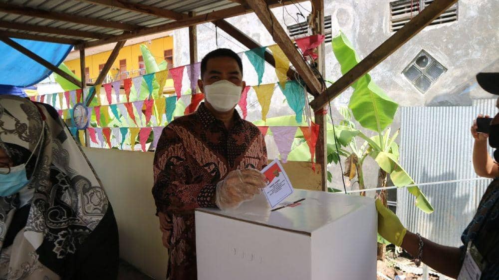 Pilkada Samarinda, kandidat Andi Harun bersama keluarga saat mencoblos di TPS 20, Kelurahan Sempaja Utara, Kecamatan Samarinda Utara (Dok. IDN Times/Istimewa)