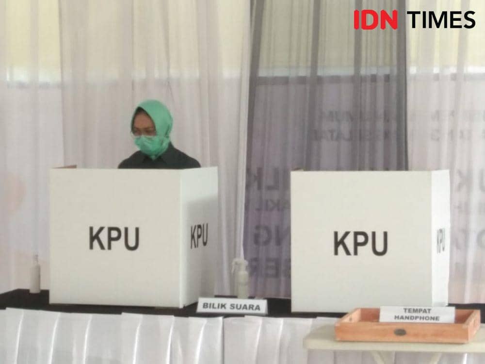 Airin Rachmi Diany, Wali Kota Tangerang Selatan melakukan pencoblosan di TPS pada Rabu (9/12/2020) (IDN Times/Yudi)