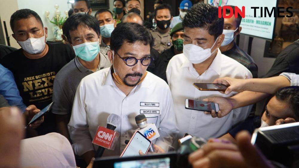 Calon Wali Kota Surabaya, Machfud Arifin didampingi wakilnya Mujiaman saat melakukan konferensi pers, Rabu (9/12/2020). IDN Times/Fitria Madia