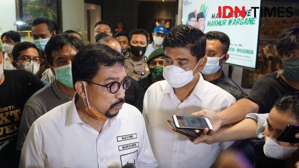 Calon Wali Kota Surabaya, Machfud Arifin didampingi wakilnya Mujiaman saat melakukan konferensi pers, Rabu (9/12/2020). IDN Times/Fitria Madia
